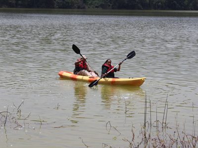 Rondreis-Tanzania-Arusha-excursie-kanovaren-Duluti-meer-meer-met-gele-kano